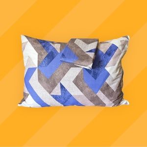 2 pillowcases.  Zippered and high quality. 100% cotton